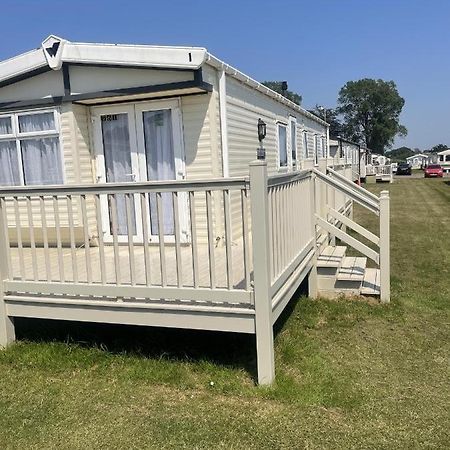 Stunning 3-Bed Caravan In Клактън он Сий Екстериор снимка