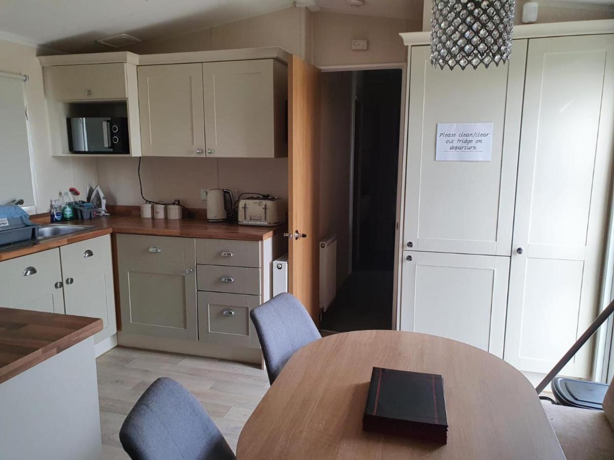 Stunning 3-Bed Caravan In Клактън он Сий Екстериор снимка