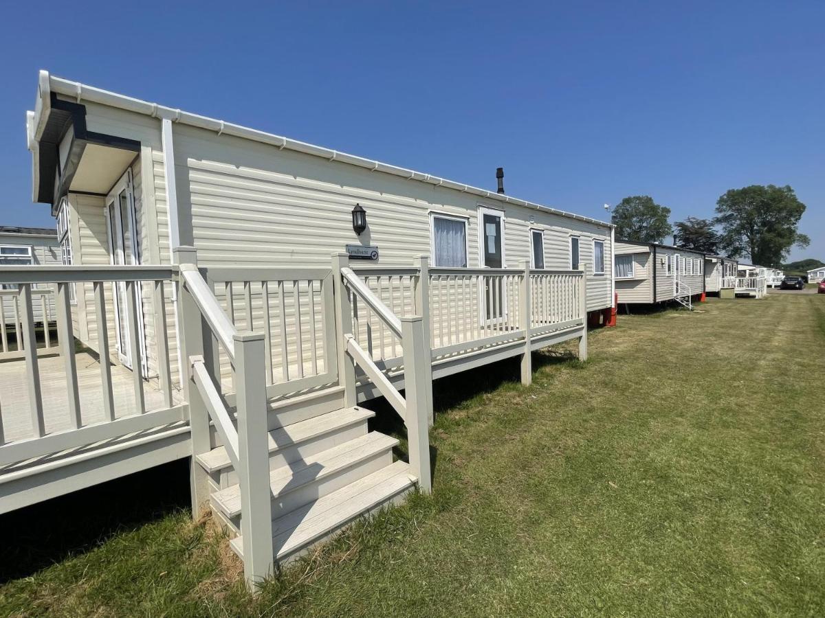 Stunning 3-Bed Caravan In Клактън он Сий Екстериор снимка